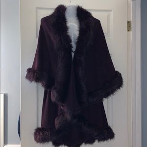 Cape with faux fur collar lightweight knit Plum